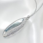爽やかなブルーのクリスタルと滑らかなラインが とってもエレガントな Swarovski ペンダント
