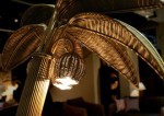 椰子の木ランプをモチーフにしたラタン製のスタンドライト