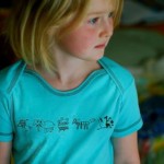 手書き風プリントのオーガニックコットン Tシャツ（スカイ）【Speesees】