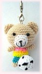 編みぐるみ動物ストラップ（サッカーくま）【アジア雑貨の輸入・卸・販売★アジアンスタイルマオ】