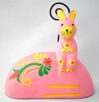 木彫りお座り子うさぎカード立て（ピンク）    http://asianstyle-mao.com/