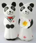 木彫りウェディングパンダペア（スタンド型）[http://asianstyle-mao.com/ アジア雑貨の輸入・卸・販売★アジアンスタイルマオ]