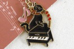 黒猫ミィーのメタル携帯ストラップ2011 リッチラインストーン付 ピアノ